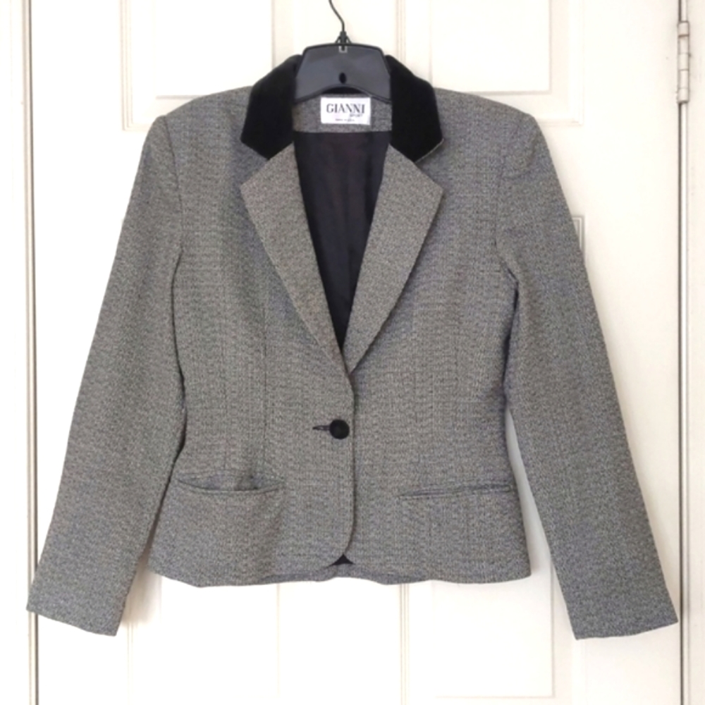 Vintage Gianni Fully lined blazer with velvet collar and button.